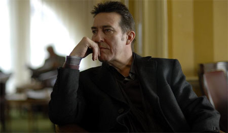 Ciaran Hinds se une a Sigourney Weaver en Political Animals