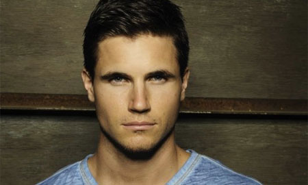 Robbie Amell se une al reparto de The Tomorrow People