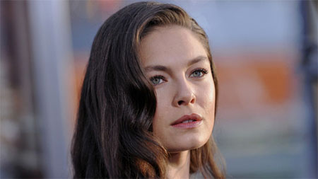 Alexa Davalos será la protagonista de El hombre en el castillo